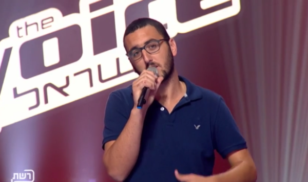 צפו: אלנתן שלום בשיר על כוכבת המגילה