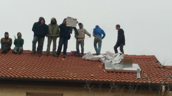 כוחות מיוחדים הוקפצו כדי להוריד את הנערים מהגג