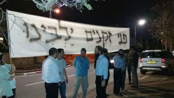 תלמידי ישיבת רמת גן הפגינו מול ביתו של הרב סתיו