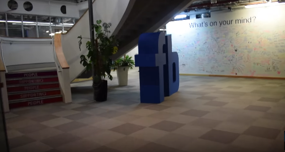 צפו: פרצו למשרדי פייסבוק בלונדון וגילו כתב בעברית