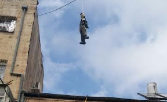 זעזוע בירושלים: בובות 'חייל חרדי' נתלו ברחבי העיר