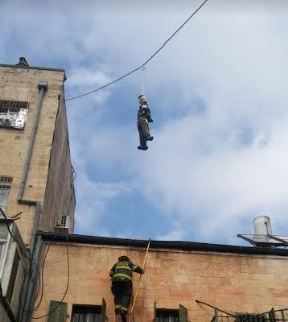 זעזוע בירושלים: בובות 'חייל חרדי' נתלו ברחבי העיר