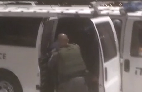 צפו: השוטר תועד מכה ללא סיבה את הצעיר מעפרה