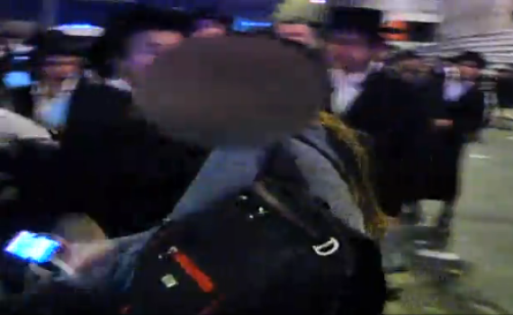 תיעוד מזעזע: חרדים תקפו אישה חילונית ובעטו בה