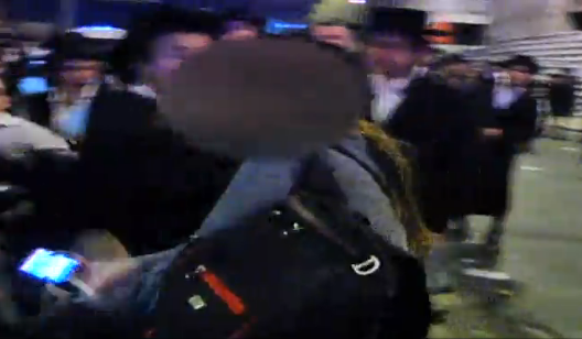 תיעוד מזעזע: חרדים תקפו אישה חילונית ובעטו בה