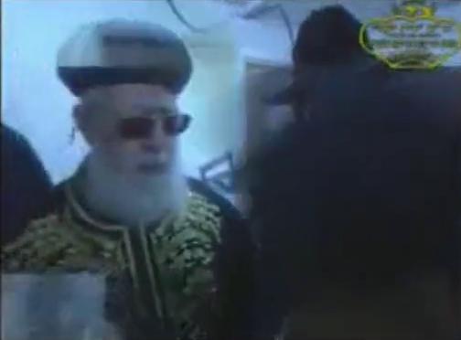 תיעוד נדיר: הרב עובדיה מפקח על אפיית המצות