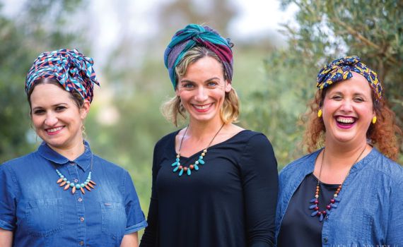 המעצבת מתקוע שהופכת את השכנות שלה לדוגמניות