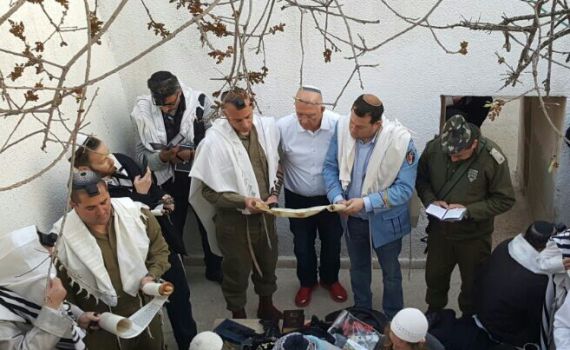 קריאת מגילה ייחודית – בקבר יהושע בן נון בשומרון