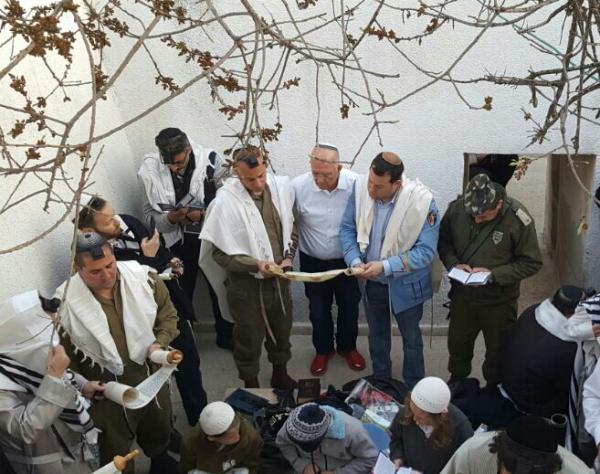 קריאת מגילה ייחודית – בקבר יהושע בן נון בשומרון