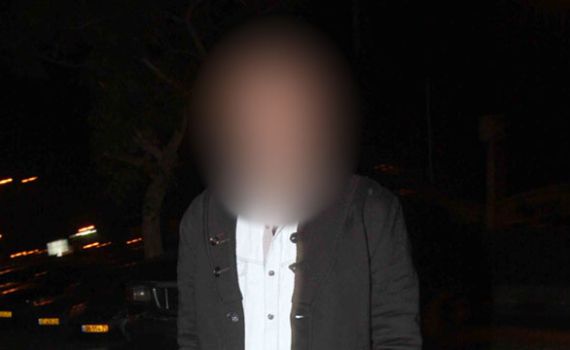 זמר מפורסם עוכב לחקירה בחשד שהיכה את בת זוגו