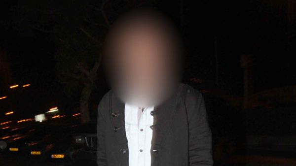 זמר מפורסם עוכב לחקירה בחשד שהיכה את בת זוגו