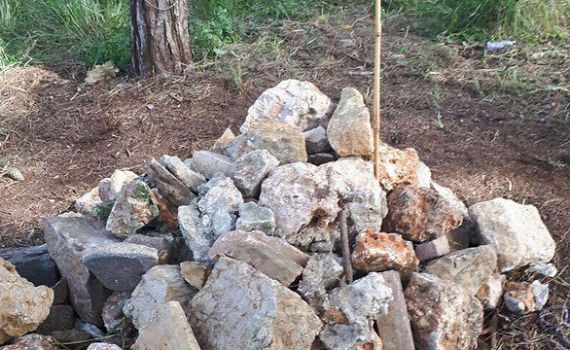 עם תאריך פטירה: ילדים הכינו 'קבר' לתלמיד מהכיתה