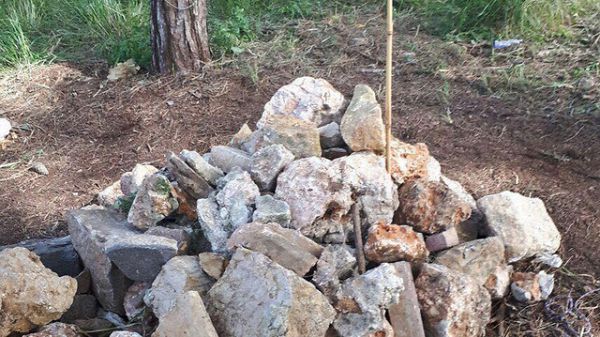 עם תאריך פטירה: ילדים הכינו 'קבר' לתלמיד מהכיתה