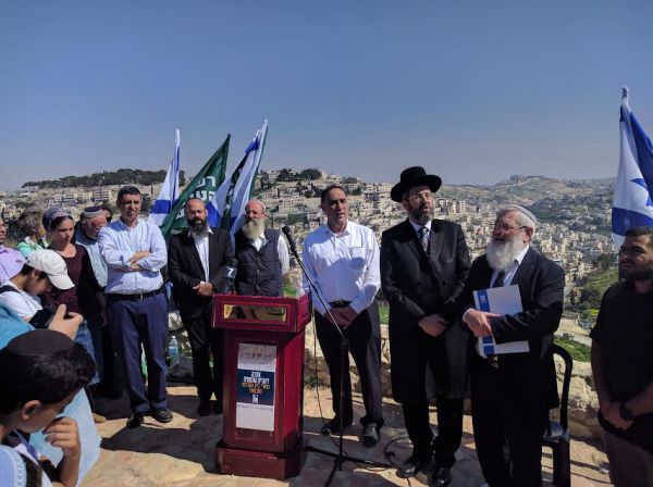 "היזהרו בקברי עניים, שמהם תצא ריבונות"