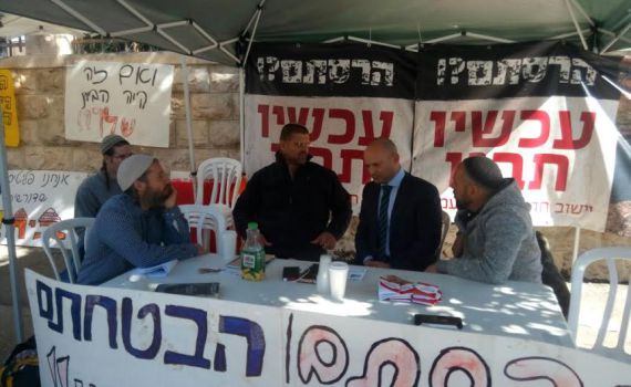 צפו: בנט הפתיע את מגורשי עמונה השובתים רעב