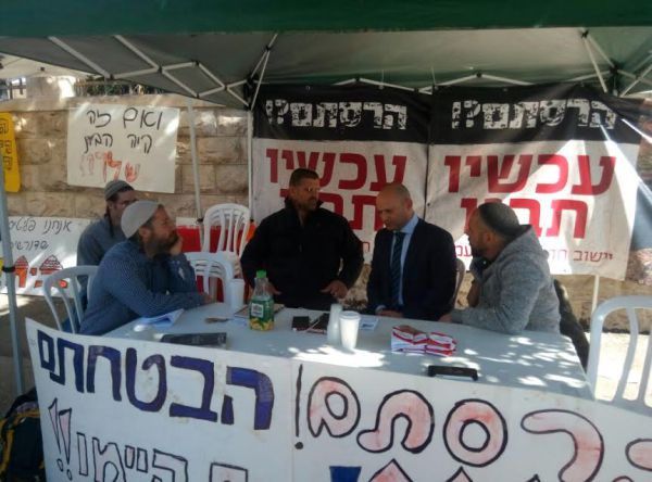 צפו: בנט הפתיע את מגורשי עמונה השובתים רעב