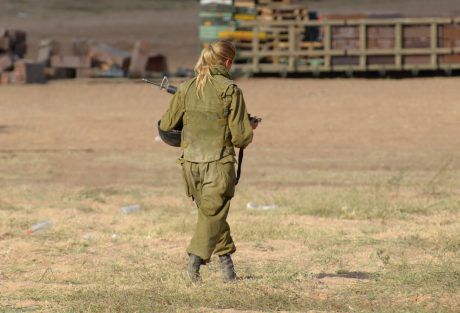 בליווי רפואי צמוד: טנקיסטיות ראשונות בצה"ל