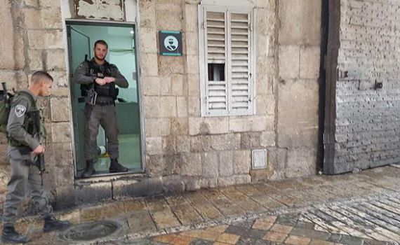 מחבל חדר לעמדת כוננות ודקר שני לוחמים