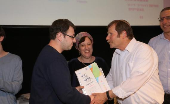 משפחתו של המורה שנרצח קיבלה את הפרס במקומו