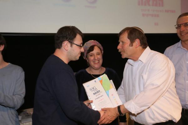 משפחתו של המורה שנרצח קיבלה את הפרס במקומו