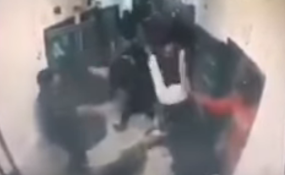 צפו: סוהר דרך על קוראן, אסירים ערבים תקפו בזעם