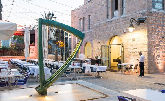 הוא גיטרה היא כינור בכיכר • ביקורת מסעדות