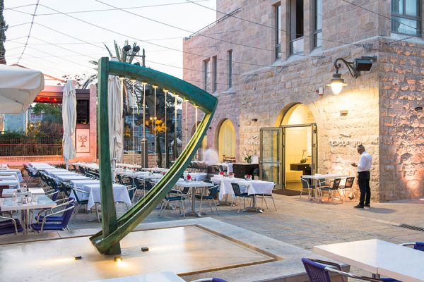 הוא גיטרה היא כינור בכיכר • ביקורת מסעדות