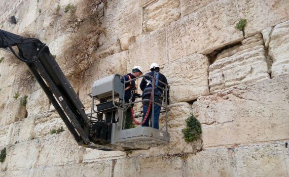 תיעוד: בדיקת יציבות אבני הכותל