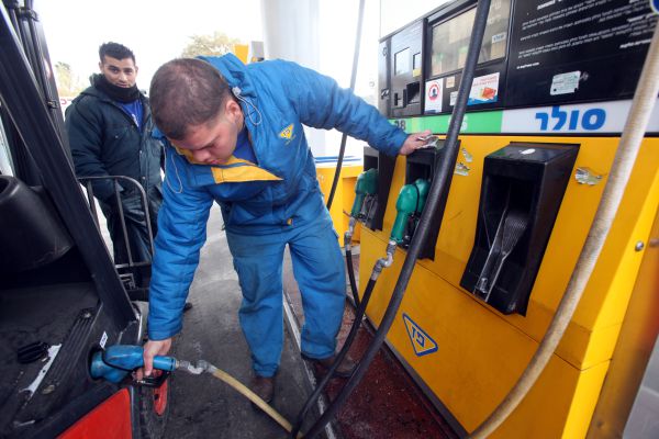 חכו עם התדלוק: במוצאי שבת ירידה במחירי הבנזין
