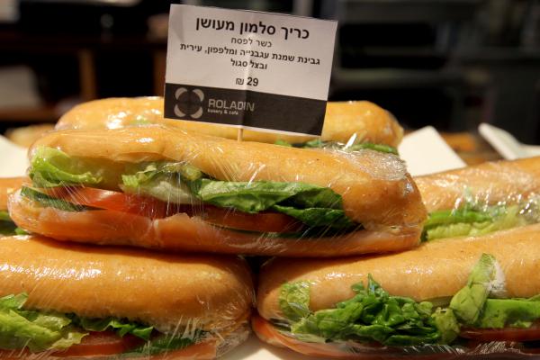 האם לאשכנזים אסור לאכול לחמנייה כשרה לפסח?