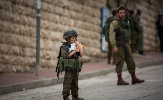רבנים ספרדים: "חל איסור להתחפש לחיילים ושוטרים"