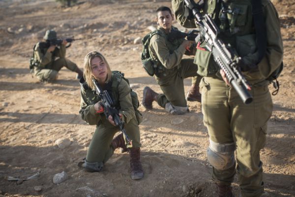 צפו: לא רק רבנים: מי עוד מתנגד לשילוב לוחמות?