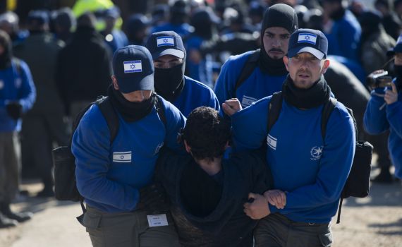 תביעה ראשונה נגד שוטרים על אלימות בעמונה