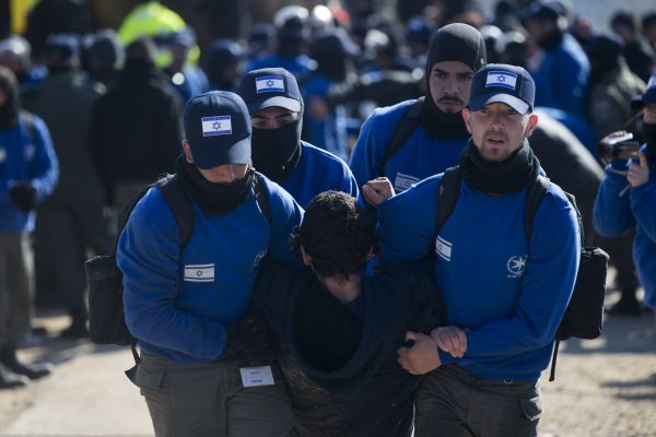 תביעה ראשונה נגד שוטרים על אלימות בעמונה