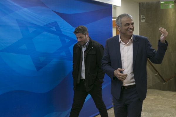 כחלון עוקץ: "יש לי יותר מקורבים מבוחרים"