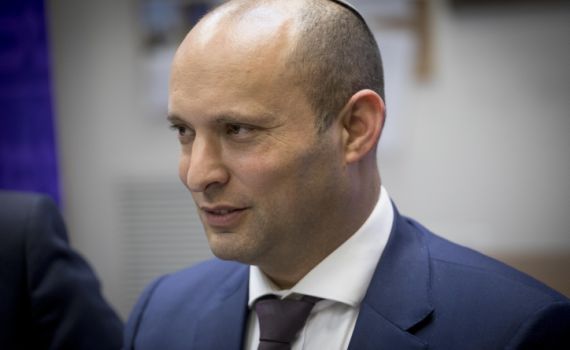 מתקפה חריפה על בנט: "אידיוט נבער"