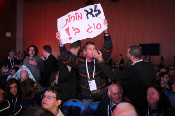 מורי הקבלן מחאו נגד השר נפתלי בנט