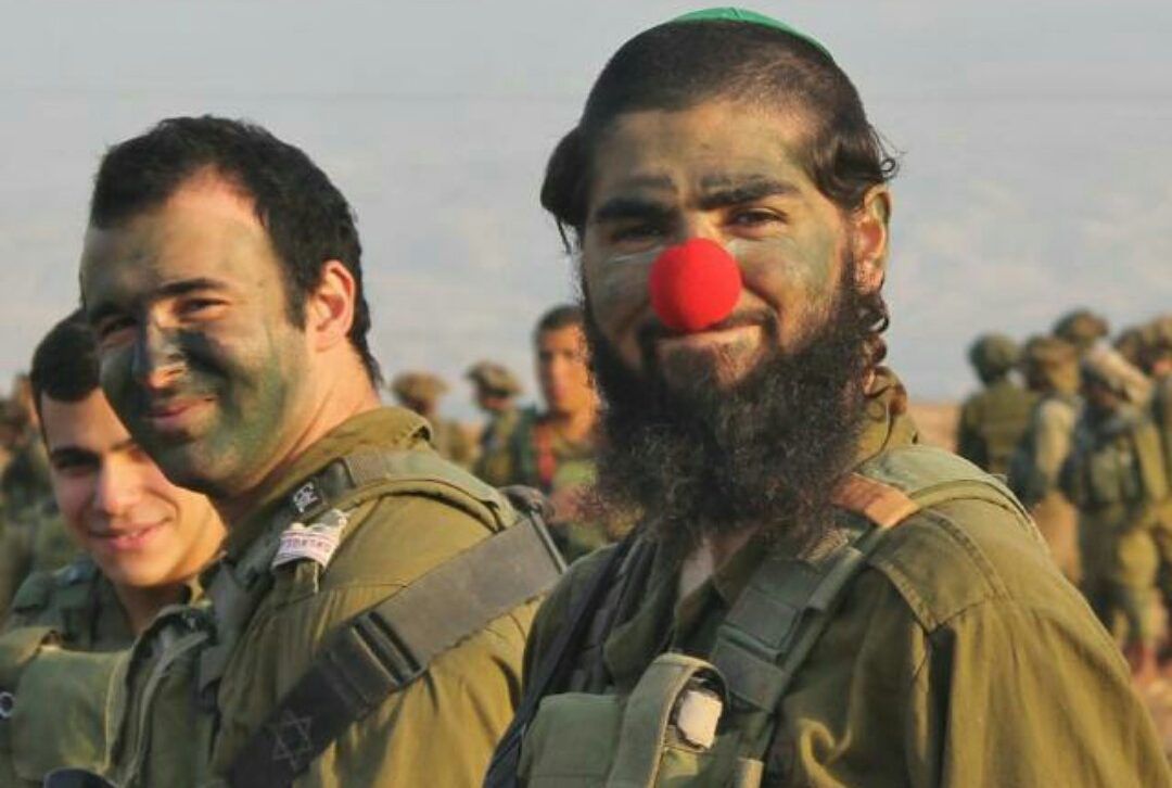 ליצן קטן בשליחות גדולה: ראיון עם מר אדון חציל