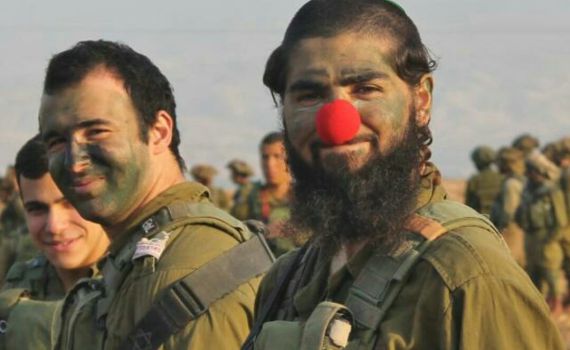 ליצן קטן בשליחות גדולה: ראיון עם מר אדון חציל