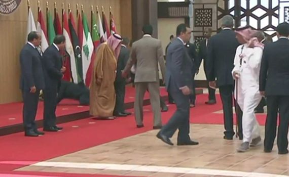 צפו: נשיא לבנון מתרסק על הרצפה בועידה הערבית