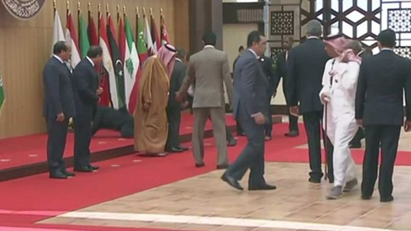 צפו: נשיא לבנון מתרסק על הרצפה בועידה הערבית