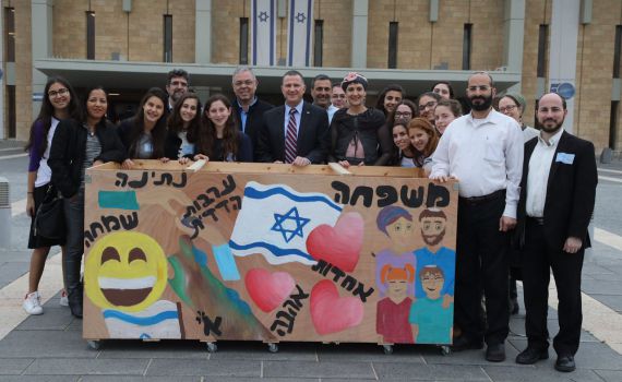 התלמידות ארגנו: משלוח המנות הכי גדול – בכנסת