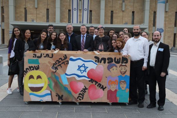 התלמידות ארגנו: משלוח המנות הכי גדול – בכנסת