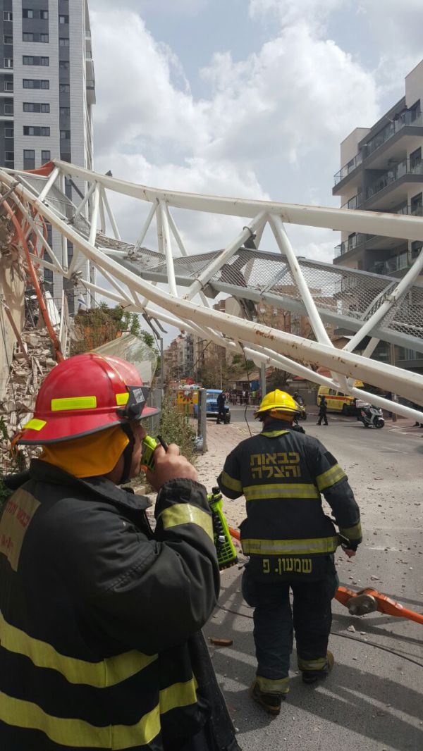 ברחוב הירדן ברמת גן קרס מנוף. המפעיל נפצע קשה