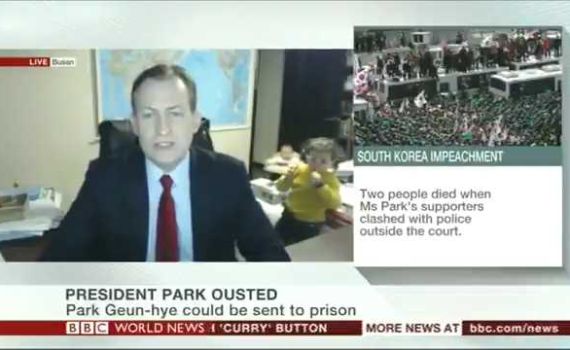 קורע: הפרופסור התראיין לBBC; הילדים קפצו לבקר