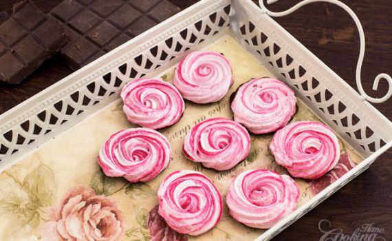 כשושנה בין המשלוחים: מתכון לשושני מרנג חגיגיות