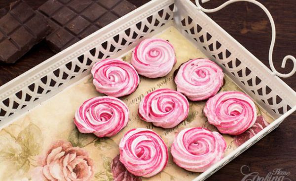 כשושנה בין המשלוחים: מתכון לשושני מרנג חגיגיות