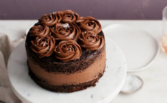 לפרוח ממתיקות: מתכון לעוגת שוקולד ושושנים