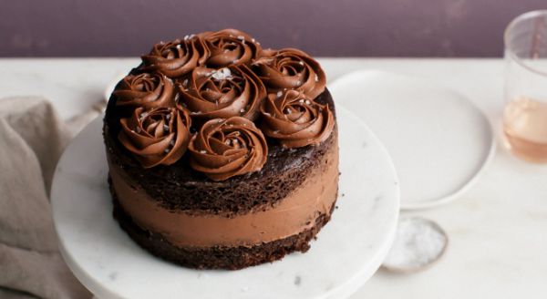 לפרוח ממתיקות: מתכון לעוגת שוקולד ושושנים