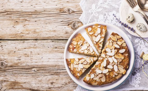 השקדיה פורחת: מתכון לעוגת שקדים לשבת אביבית